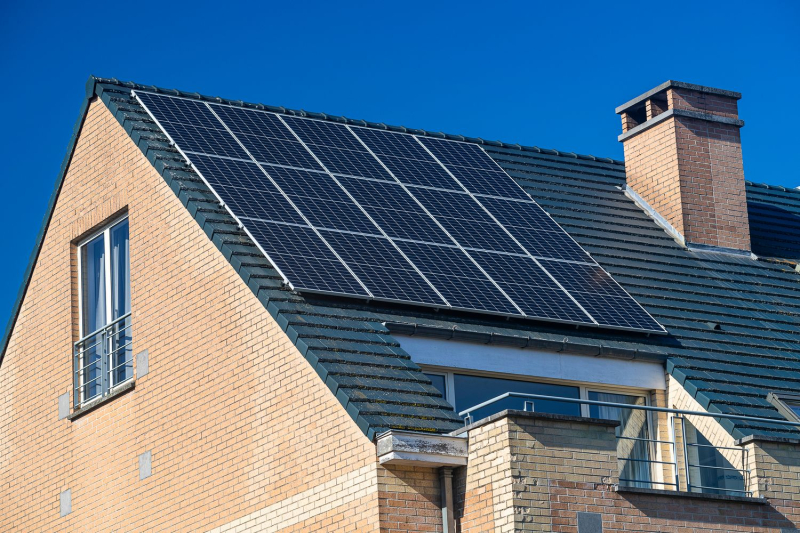 Maison avec des panneaux photovoltaïques